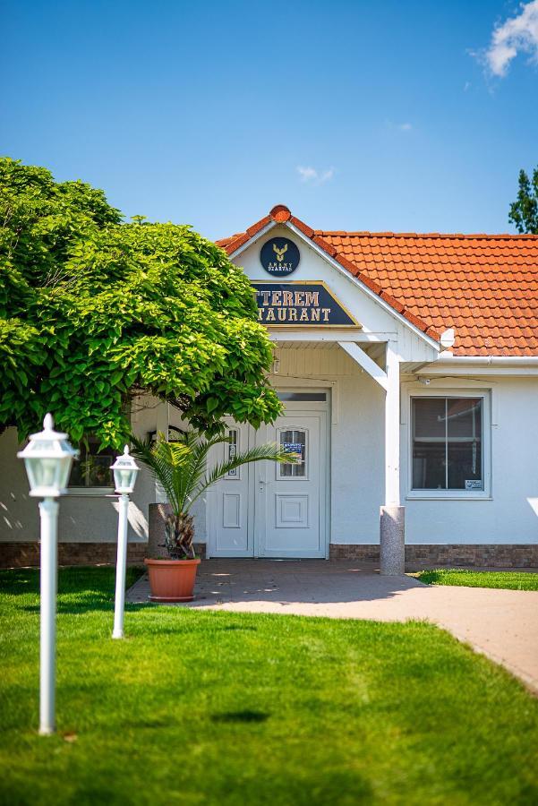 Aranyszarvas Panzio, Etterem Es Grillterasz Apartment Екстериор снимка
