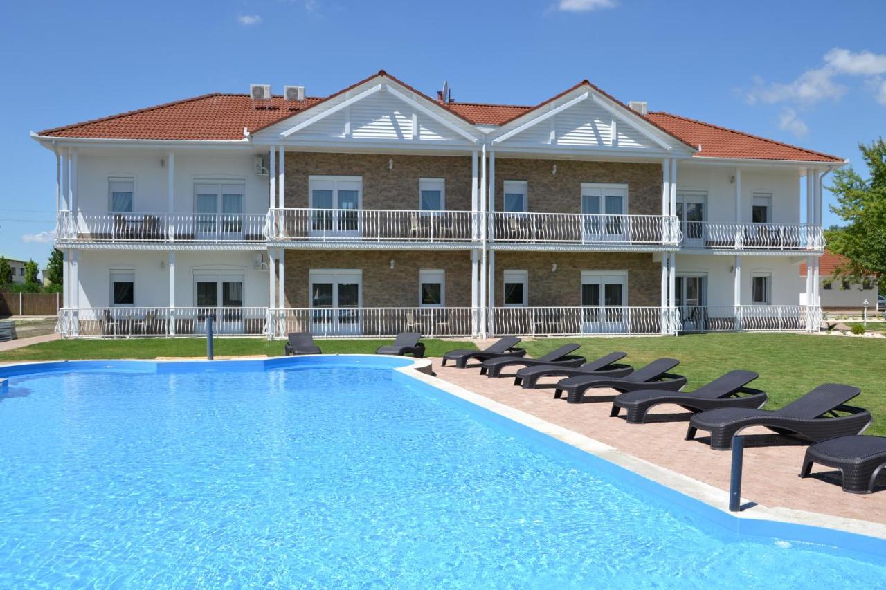 Aranyszarvas Panzio, Etterem Es Grillterasz Apartment Екстериор снимка