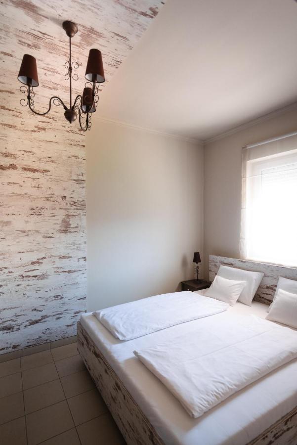 Aranyszarvas Panzio, Etterem Es Grillterasz Apartment Екстериор снимка